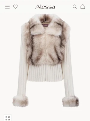 Vit cardiganjacka med päls - Supersnygg vit cardiganjacka från Alessa med ribbstickad struktur och fluffiga fuskpälsdetaljer över bröstet och vid ärmsluten. Croppad modell med lång ärm som ger en modern och lyxig vibe. Perfekt för dig som vill ha något extra till din outfit. ALDRIG ANVÄND!