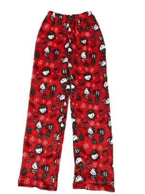 Röda Hello Kitty julpyjamasbyxor - Mysiga röda pyjamasbyxor med Hello Kitty-motiv, julgranar, presenter och snöflingor. Byxorna är i mjuk fleece och har resår i midjan för extra komfort. Perfekta för vinterkvällar och julmys.