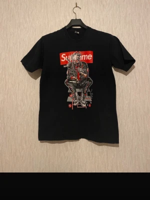 Supreme T-Shirt - Supreme T-Shirt, sällan använd, bra skick.