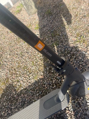 Svart elscooter från Xiaomi - Säljer en svart elscooter från Xiaomi med grått halkskydd på ståplattan och robust ram i metall. Scootern har handtag och hjul i svart, samt tydlig Xiaomi-logga på styret. Perfekt för smidig transport i stan. Pris kan diskuteras 