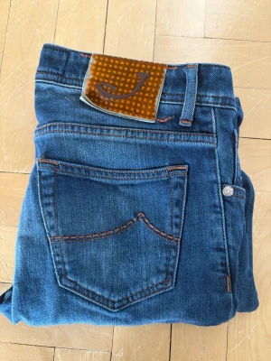 Jacob Cohën Jeans W31 - Hej! Säljer ett par Jacob Cohën 622 i storlek W31. Mörkblå jeans i mycket bra skick (nästan som nya).   Skick: 9/10  Nypris: ca 5200kr  Hör av dig vid frågor eller intresse!