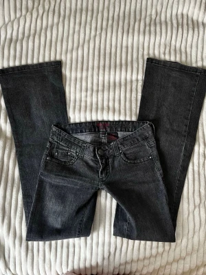 Mörkgrå / svarta lågmidjade jeans  - Mycket lågmidjade jeans från vintage bikbok som är inte i produktion längre, strl XS // midja 36cm tvärsöver, innerbenslängd 84cm, grenhöjd 15,5cm