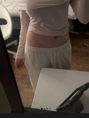 Ljusrosa offshoulder topp från Nelly - Trendig ljusrosa offshoulder topp från Nelly med lång ärm och croppad passform. Tunn och mjuk, perfekt att styla med höga byxor eller kjol. Enkel och stilren design som ger en snygg siluett. Tre pyttesmå fläckar som gömms under armhålan.
