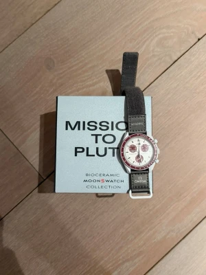 Omega x Swatch Mission to Pluto - Omega x swatch mission to Pluto i nyskick utan några repor eller skador på klockan. Kvitto och box följer med klockan är köpt i Schweiz. Ny pris runt 3500kr, Pris kan diskuteras vid snabb affär 👍