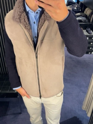 Zonda väst - Italiensk lyxig väst från Zonda. Nypris 13 000 sek, 100% real shearling. En riktig statement peice. Storlek 46. Kvaliteten på denna västen håller livet ut! Tveka inte på att höra av dig vid minsta lilla fundering!