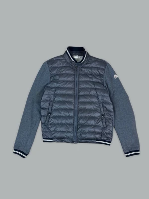 Grå Moncler Maglia Cardigan Jacka - • The garment has been gently used and is in very good condition  • Size: Large (fits smaller)  • Color: Grey  • Retail price: 10.000+ SEK  The model is 175cm tall & 79kg (picture 2) and the garment is slightly too small