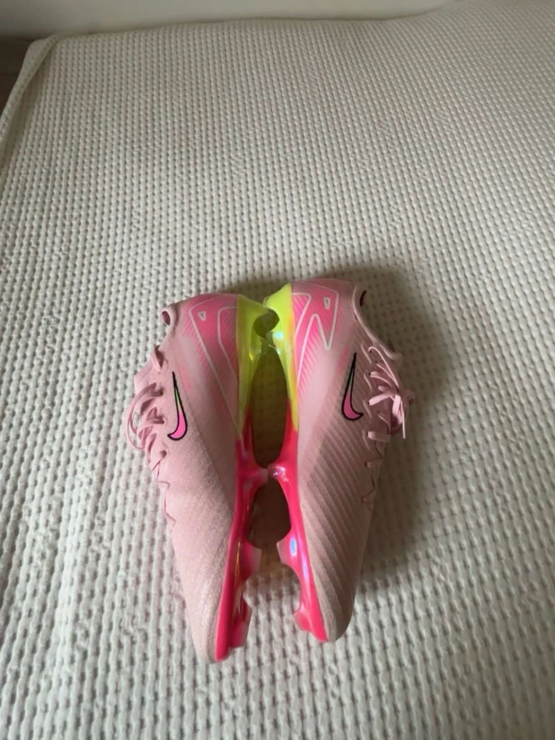Nike rosa fotbollsskor med neon detaljer - 2