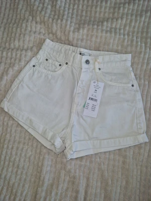 Vita högmidjade shorts från gina tricot  - Snygga  högmidjade shorts från Perfect Jeans, sitter som ett smäck över 🍑🌺😍 oanvända