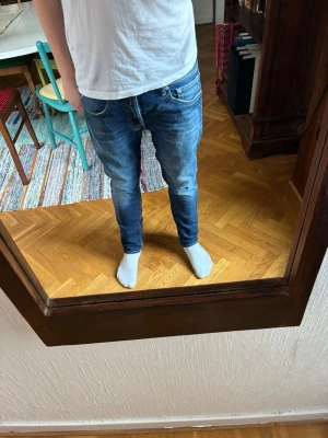 Slim fit jeans från Replay - Blå Replay jeans 👖 Modell slim fit (liknande Anbass), sitter snyggt och modernt. Storlek: 32W 30L Skick: bra skick, inga hål eller större slitage Bekväma med stretch och funkar till allt – vardag eller lite finare. Nypris ca 1200–1500 kr.                                               Säljs Pga att jag har växt ut dem