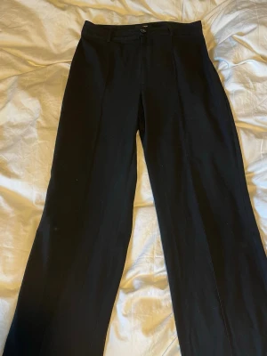 Pull & bear kostymbyxor  - Svarta kostymbyxor i stretchigt material. Storlek: L 