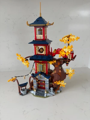 Lego ninjago 71795 Temple of the dragon energy cores - Lego ninjago set 71795. Innehåller alla figurer. Ritning och original box. Detta set säljs inte längre. Mycket gott skick. Inga fattade delar följer även med extra delar. Nypris: 1100