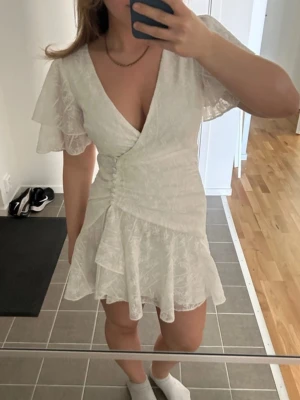 Studentklänning  - Säljer denna fina vita klänning från forever new perfekt till studenten. Den är helt oanvänd med prislappen kvar.
