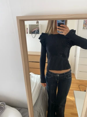 Volang tröja  - Säljer denna söta volang tröjan ifrån Zara i storlek S💕