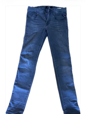 Replay jeans  - Säljer ett par grå replay jeans | storlek: W28 L32 | de har en en slitning/ hål på låret för design man kan sy ihop de | hör av er om ni har några funderingar😁