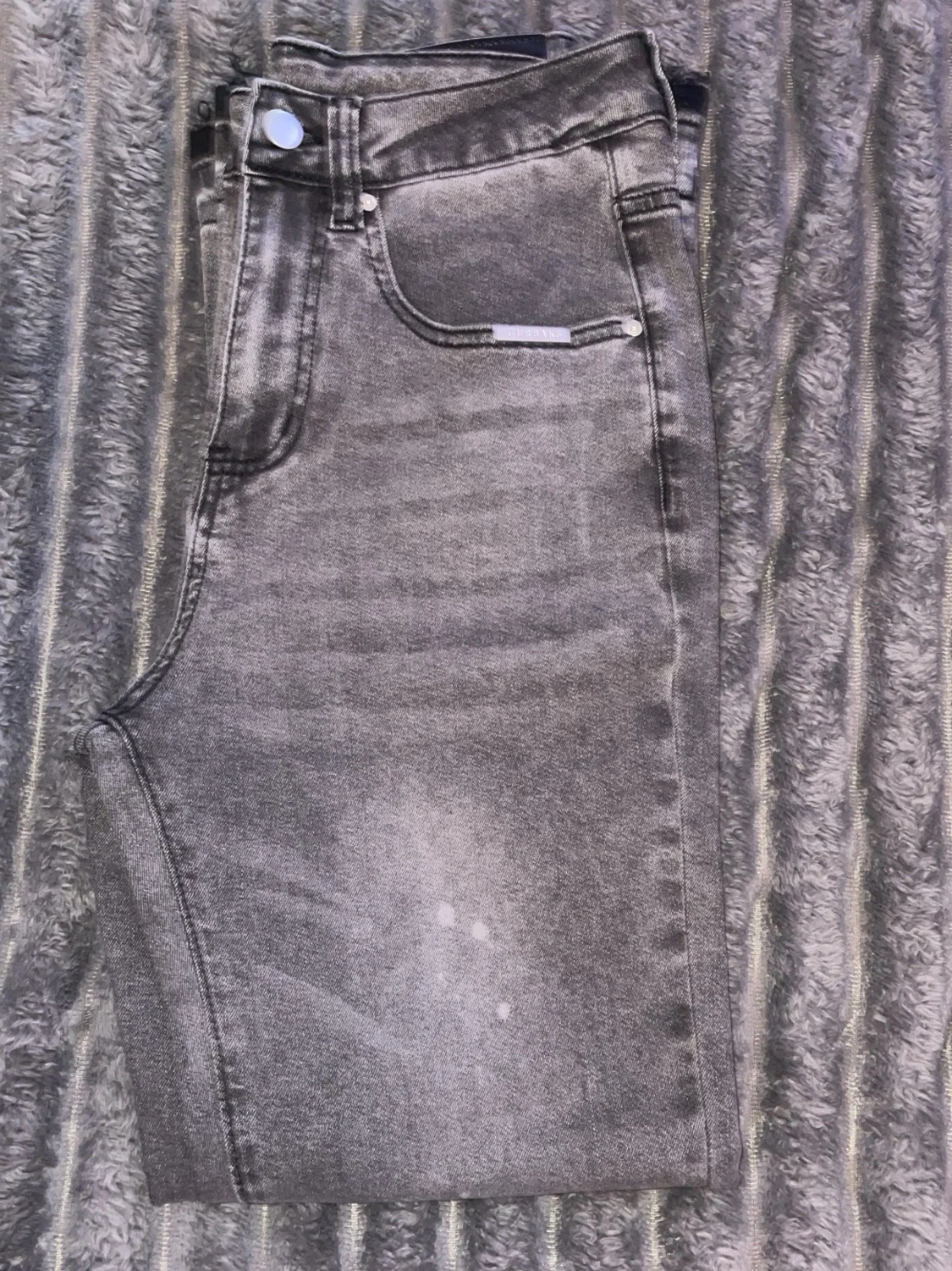 Grå bootcut jeans med slitningar - 2