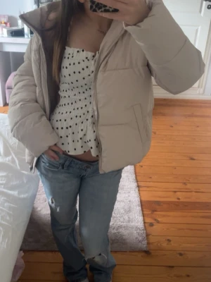 Beige jacka  - Beige jacka perfekt för höst och vinter! Nyskick🤗