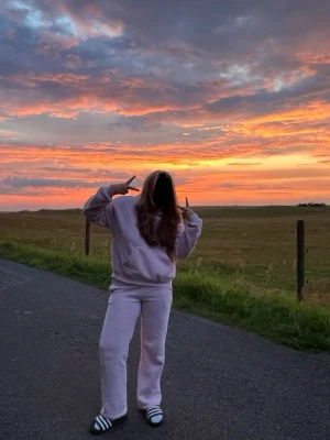 Ljusrosa mjukisbyxor och hoodie - Rosa mjukis set från gina byxor strl xs hoodie strl m har några fläckar på både hoodie o byxor så man vet men inget jag störts av! 