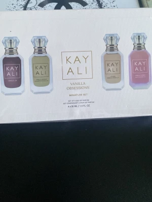 Kayali Vanilla Obsessions parfymset - Kayali Vanilla Obsessions är ett exklusivt miniatyrset med fyra Eau de Parfum-dofter: Vanilla, Vanilla Royale, Utopia Vanilla Coco och Vanilla Candy. Flaskorna är små och eleganta i olika färger, perfekta att ta med i väskan. Setet innehåller 4 x 30 ml parfym köper du hela paketet för 1300 jag fraktar över hela Sverige direkt 