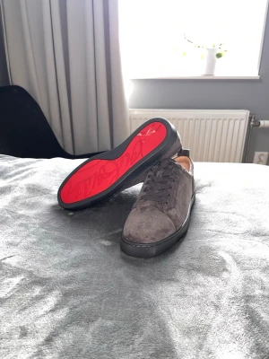 Loubs  - Säljer dessa mörkgrå Loubs.                                              Endast provade inomhus.                                                              Storlek:43