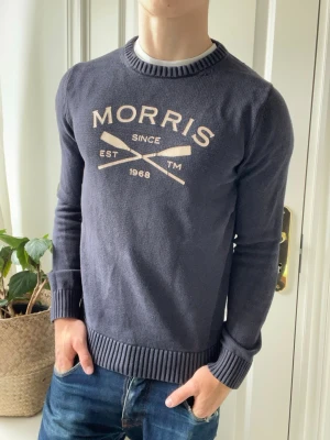 Morris tröja stickad  - Morris tröja sticka, väldigt använd, den vita texten är lite mörkare, Inga defekter annars! Modellen i bilderna är 180 cm 75 kg och bär Storlek M , Kom med frågor! 🌟 (Kan gå ned i pris vid köp av paket 😉) 
