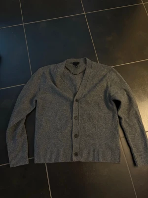 Grå Cardigan - Grå cardigan från HM, storlek S. Aldrig använd.