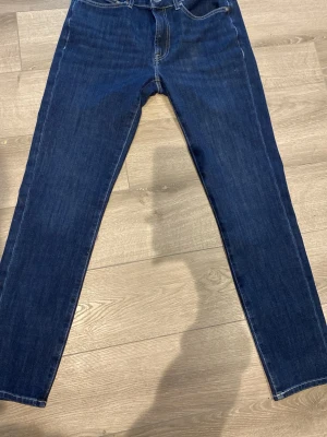Mörkblå jeans från Dressmann - Snygga mörkblå jeans från Dressmann i klassisk rak modell.  Oanvända 