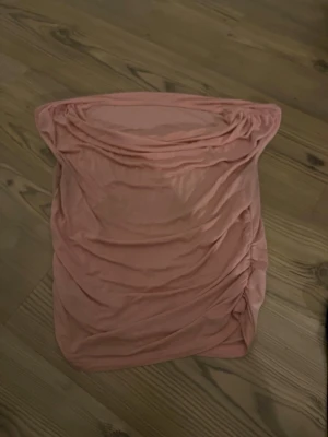 Pack av basic tröjor  - Säljer två snygga toppar! En svart enkel topp med kort ärm och rund hals, perfekt till jeans eller kjol. Den andra är en ljusrosa  med draperad effekt, superfin till sommaren. Båda är mjuka och bekväma att bära. Även en marin blå kofta från gina