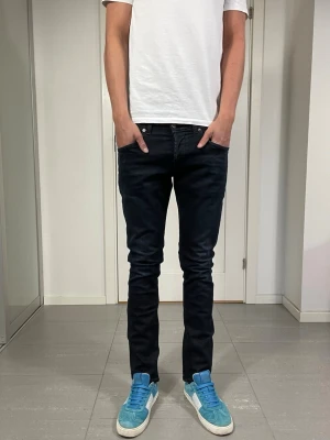 Dondup Jeans - Säljer nu dessa svart/mörkblå Dondup Jeans, skriv för fler bilder/frågor🙌🏼