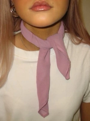 Ljuslila scarf i mjukt tyg  - Snygg ljuslila/rosa scarf🩷🤍💜 Skitsnygg och tidlös detalj som piffar upp en outfit både till vardags och på fest!! Går att bära i t.ex. håret, på väskan eller runt halsen. Scarfen är sydd med lila tråd vilket blir en cool detalj.  Scarfen är handgjord och lokaltillverkad av återbrukade tyger vilket gör den miljövänlig.  Hör av dig vid frågor✨ 