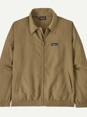 Beige vindjacka från Patagonia - Stilren beige vindjacka från Patagonia med klassisk krage och dragkedja framtill. Jackan har två sidofickor, elastisk nederkant och är tillverkad i ett lätt material som passar perfekt för vår och höst. Diskret Patagonia-logga på bröstet.