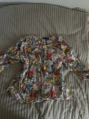 Söt blommig topp ❣️ - En fin blommig trekvarts topp från Bikbok! Jätte fin och bekväm❣️