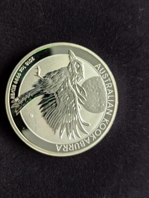 Australisk Kookaburra silvermynt 2018 - Säljer ett australiskt Kookaburra silvermynt från 2018, tillverkat av Perth Mint. Myntet är i silver och har en detaljerad bild av en kookaburra på ena sidan och drottning Elizabeth II på den andra. Perfekt för samlare eller som investering.