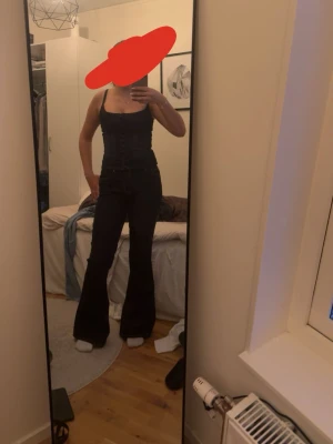 Mörkblå bootcut jeans från Bikbok - Säljer ett par mörkblå bootcut jeans från bikbok. Jeansen har hög midja, klassiska fem fickor och utsvängda ben. Snygga kontrastsömmar och mjukt denimtyg som sitter bekvämt. Perfekta för dig som gillar retrovibbar och vill ha ett par jeans som sticker ut.