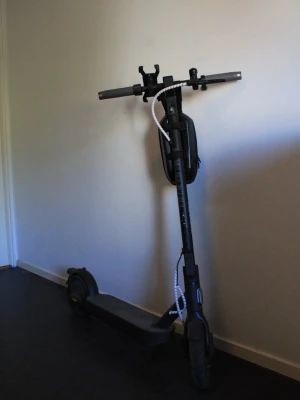Xiaomi 4 pro (2nd gen) Elscooter - Säljer en Xiaomi 4 Pro med sönder ventil. På styret sitter en praktisk svart väska och en vit spiralformad kabel. Scootern har bred fotplatta och handtag med mobilhållare. 20km/t med 60km räckvidd. Köpte för 6000kr. Ventilen kostar ungefär 100kr att fixa själv och 300kr i verkstad. Kan ej frakta. 📍Stockholm