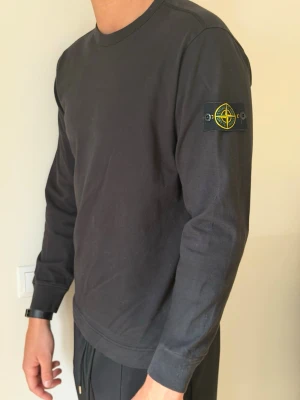 Svart Stone Island sweater  - Svart långärmad tröja från Stone Island, Köpt på NK Stockholm, strl S sitter som M, bra skick. Nypris 2999.