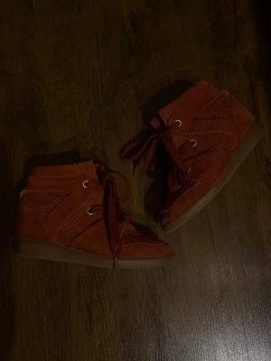 Röda Isabel Marant Bobby skor - Säljer mina as snygga Isabel Marant skor i modellen Bobby!! Skorna har en inbyggd klack på ca. 5cm. Skorna är i bra skick men har tyvärr tappat bort kartongen🥲Priset kan diskuteras vid snabbt köp!🩷