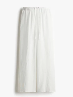 Vita vida linnebyxor - Snygga och luftiga vita linnebyxor med rak och vid passform. Byxorna har elastisk midja för skön passform. Perfekta för en avslappnad och stilren look. Tillverkade i lätt och svalt linnematerial. Dem var väldigt korta på mig ( jag är 177cm ) 