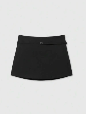 Svart skort med minimalistisk design - Stilren svart skort med rak passform och diskret bältdetalj framtill. Skorten har en liten ficka bak och är tillverkad i ett slätt  material som ger en clean look. Perfekt för dig som gillar enkel och modern stil. Den är väldigt liten i storlek så funkar för dig som har storlek S eller M! Den är i storlek L. Perfekt för sommaren 