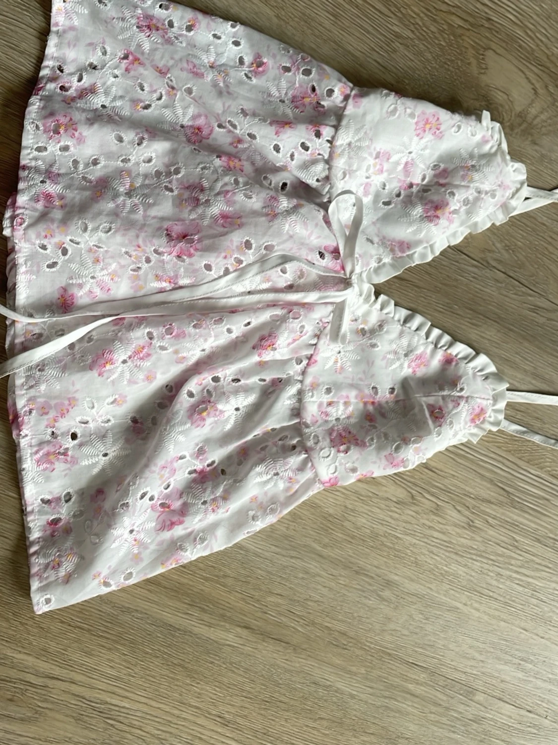 Vit blommig linnetopp med spetsdetaljer - 1