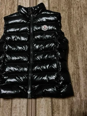 Moncler väst i svart - Moncler väst i storleken medium