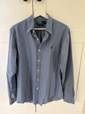 Ralph Lauren skjorta - Säljer en vintage Ralph Lauren skjorta som är i sjukt bra skick, ingen defekt. Storlek M. Tveka inte med att fråga😊