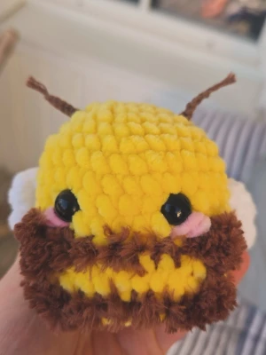 virkad bi amigurumi gosedjur  - Handgjord amigurumi bi. Tillverkad av mjukt garn och har bruna antenner. Perfekt som dekoration eller present till någon som gillar söta figurer.