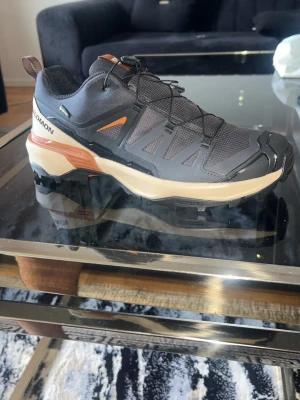 Salomon XA Pro 3D – Helt nya - Helt nya Salomon XA Pro 3D. Aldrig använda, mycket bra skick. Sköna och populära trail/sneakers som passar både vardag och uteaktivitet. Mörkblå.