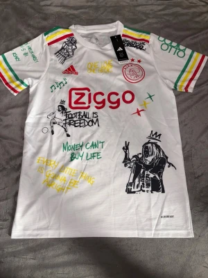 Ajax fotbollströja  - En unik och fin Ajax fotbollströja perfekt inför sommaren