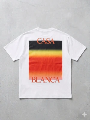 Vit Casa Blanca t-shirt med tryck - Vit t-shirt från Casa Blanca med färgstarkt tryck i svart, gul och röd på både bröstet och ryggen. Klassisk passform och rund halsringning. Perfekt för dig som gillar streetwear och vill sticka ut med en snygg grafisk detalj.
