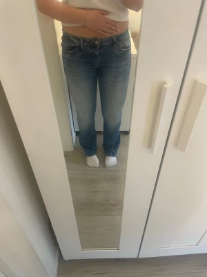 Blå bootcut lågmidjade jeans från LTB - Säljer ett par blå bootcut jeans från LTB, modell Valerie. Jeansen har klassisk femficksdesign, låg midja. Storlek29/32