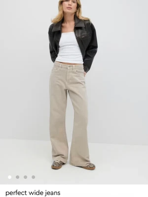 Beige wide leg jeans från gina - Snygga slutsålda beigea wide leg jeans från gina