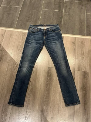 Nudie Jeans - Tjena säljer dessa tvär snygga och knappt använda Nudie Jeansen i storleken W31 L32. Jeansen har en tvär snygg fade och design. Skriv gärna vid intresse! 