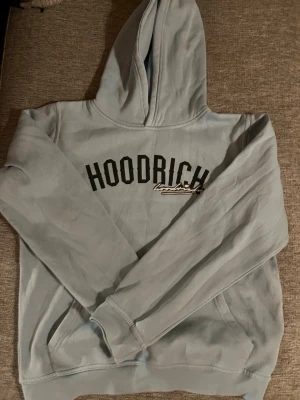 Ljusblått mjukisset från Hoodrich - Snyggt ljusblått mjukissett från Hoodrich. Inget fel med dem alls . Perfekta för en avslappnad och trendig stil. 