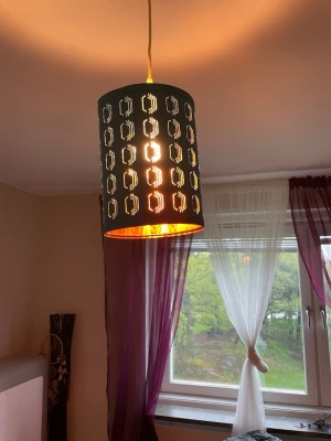 Cylindrisk lampskärm i turkos metall - Säljer en cool cylindrisk lampskärm i turkos  med mönstrade utskärningar och kopparfärgad insida. Skärmen ger ett snyggt ljusspel och passar perfekt till taklampor eller golvlampor. Enkel att montera och ger rummet en modern vibe.